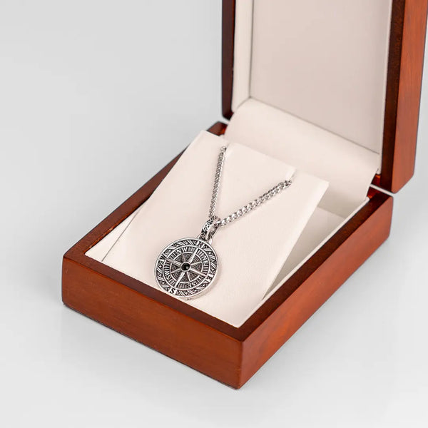 Pendentif boussole argent dans un écrin en bois