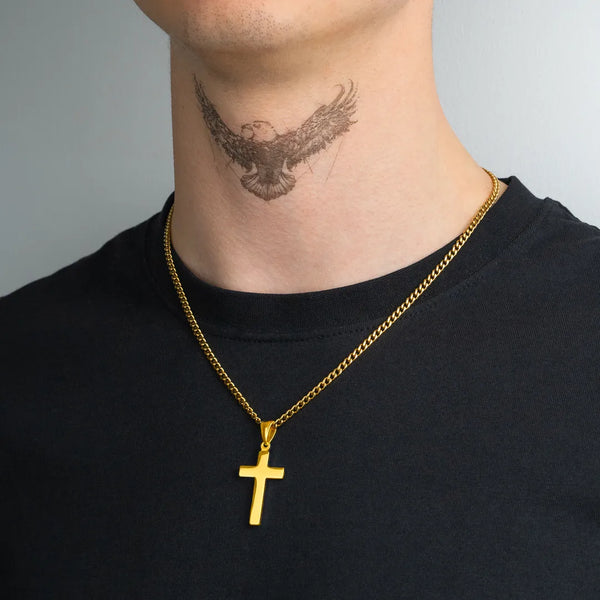Pendentif croix or pour homme porté
