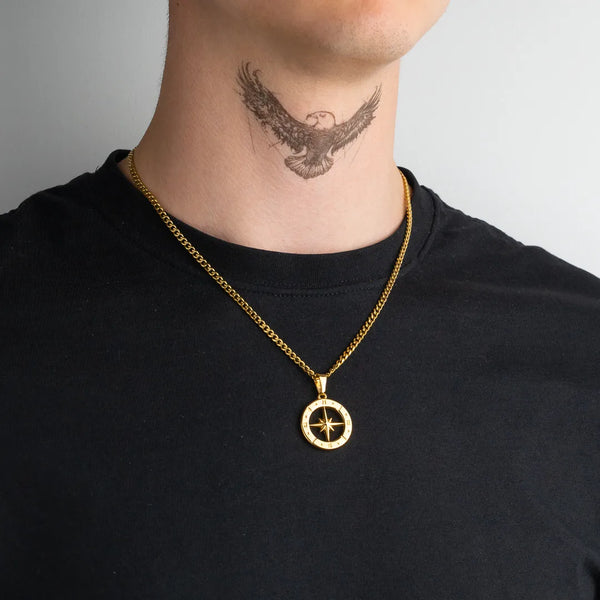 Pendentif étoile du nord or pour homme porté