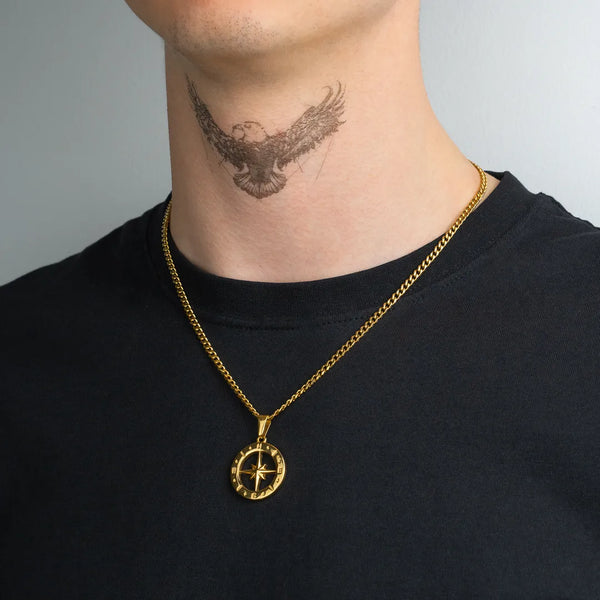 Pendentif étoile du nord or pour homme porté