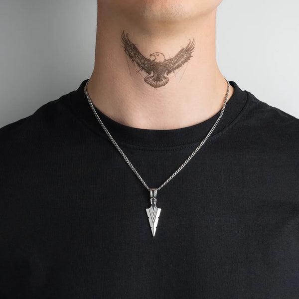 Pendentif flèche argent pour homme porté