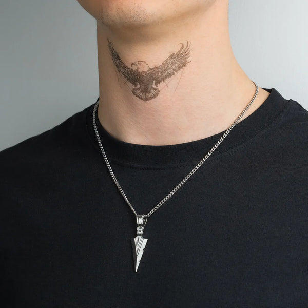 Pendentif flèche argent pour homme porté