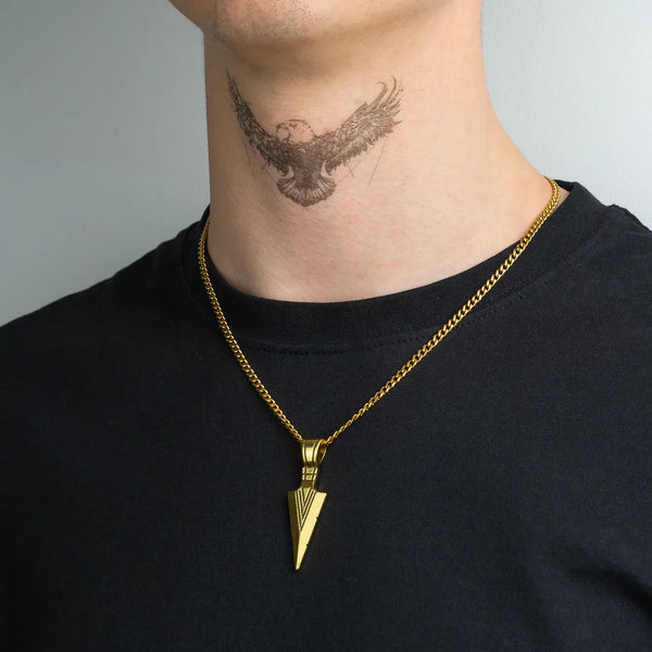 Pendentif flèche or pour homme porté