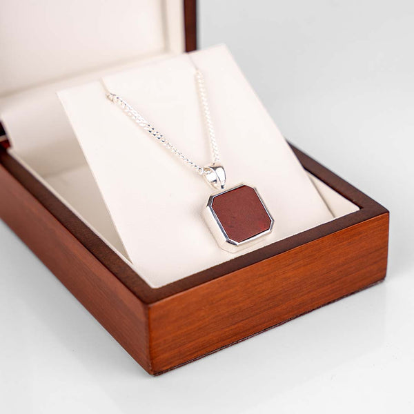 Pendentif jaspe rouge et collier en argent 925 pour homme dans son écrin en bois