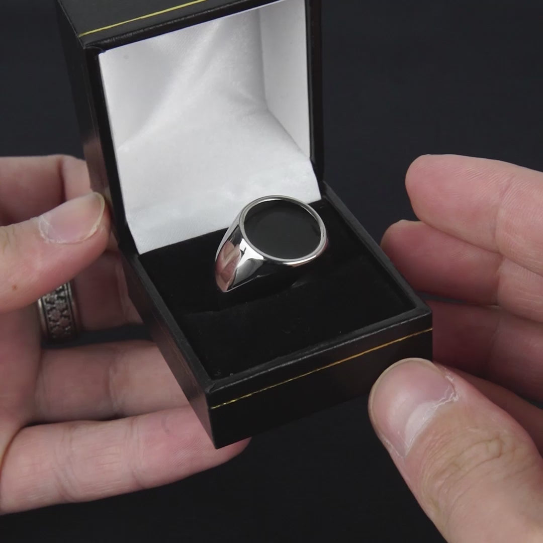 Vidéo produit d'un bijoux homme chevalière pierre ronde argent