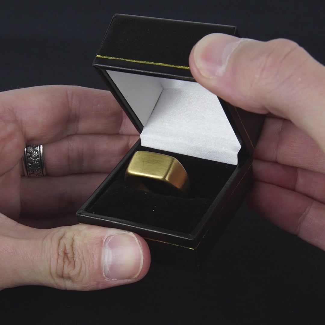 Vidéo produit d'un bijoux homme chevalière rectangulaire or