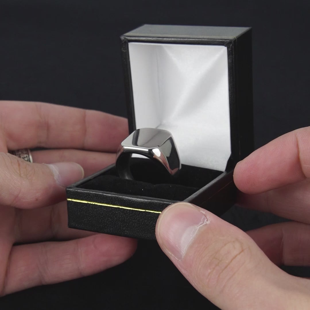 Vidéo produit d'un bijoux homme chevalière carrée argent