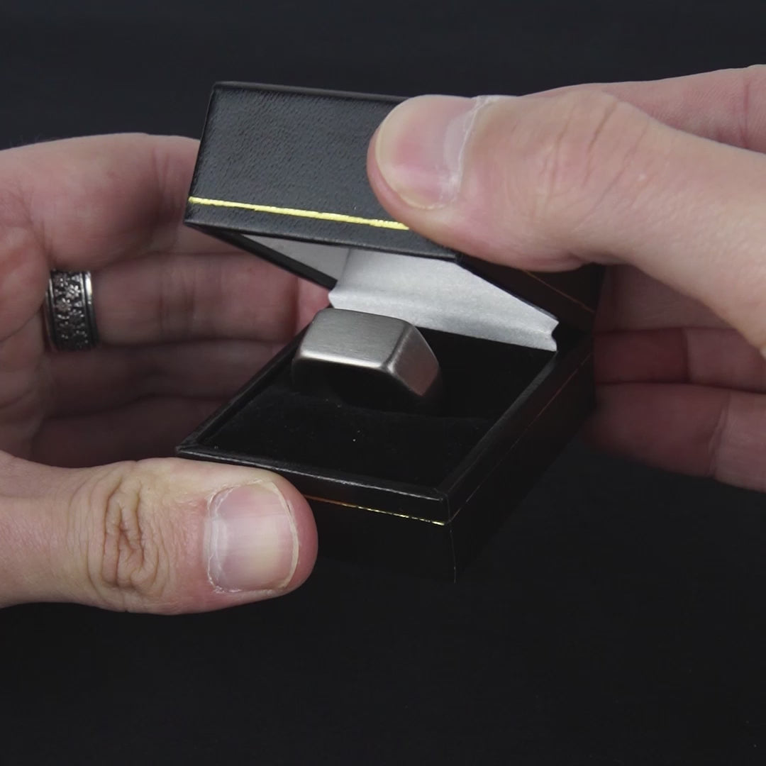 Vidéo produit d'un bijoux homme chevalière rectangulaire argent