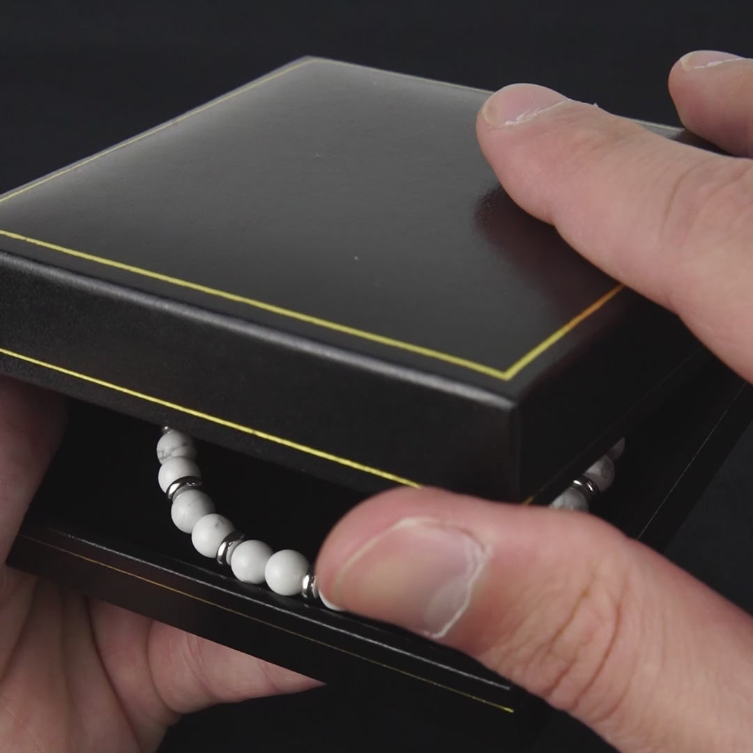 Vidéo produit d'un bijoux homme bracelet de perles blanches