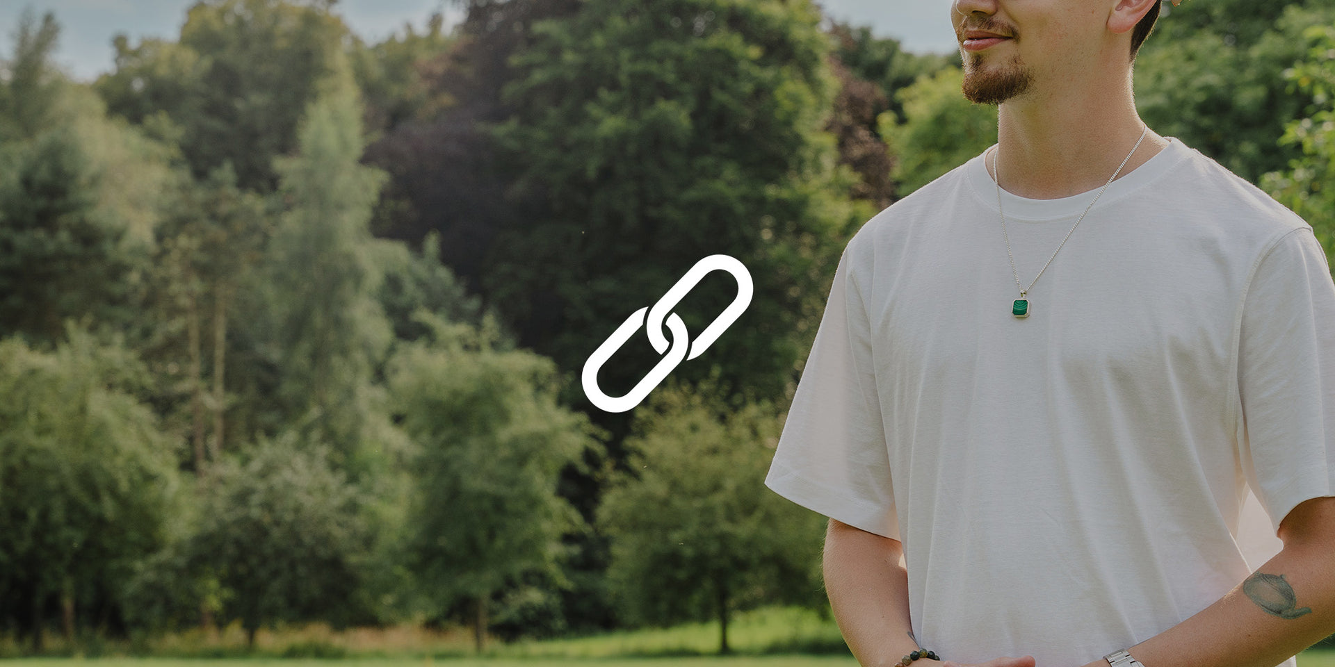 Homme portant un collier en argent 925